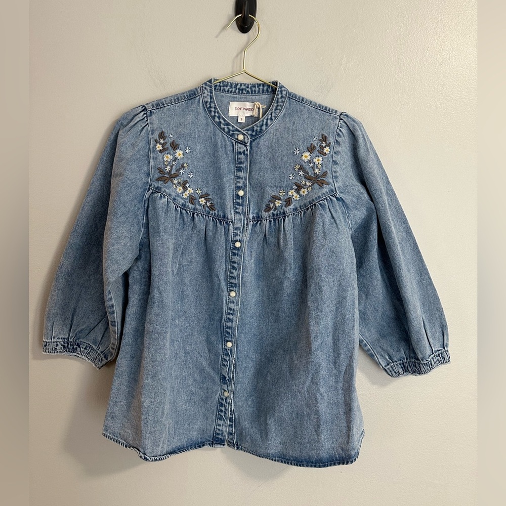 DRIFTWOOD Flower Embroidered Denim 3/4 Sleeves Top. Size S and M. New with tag